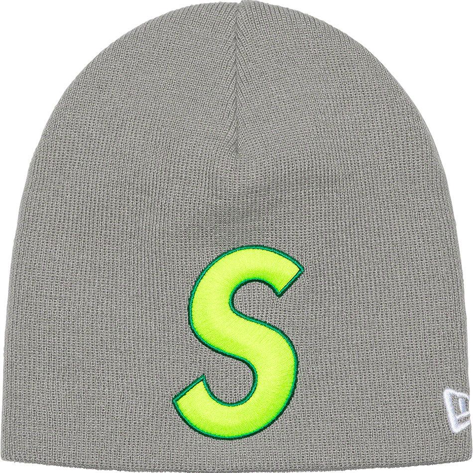 Sombreros Supreme New Era® S Logo Beanie Gris | AR440SO